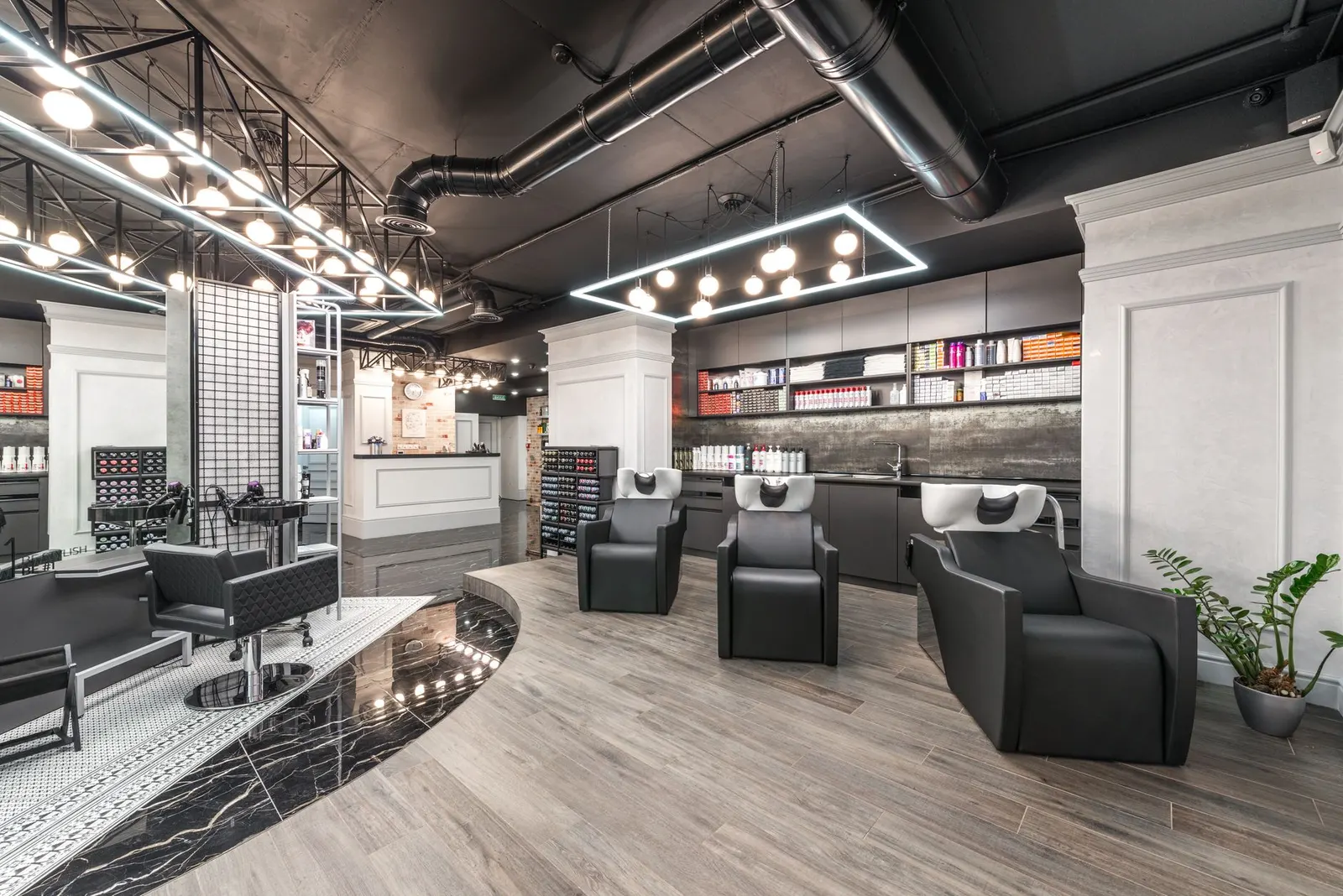 Intérieur lumineux du salon Coiffure Repère avec bacs de lavage confortables