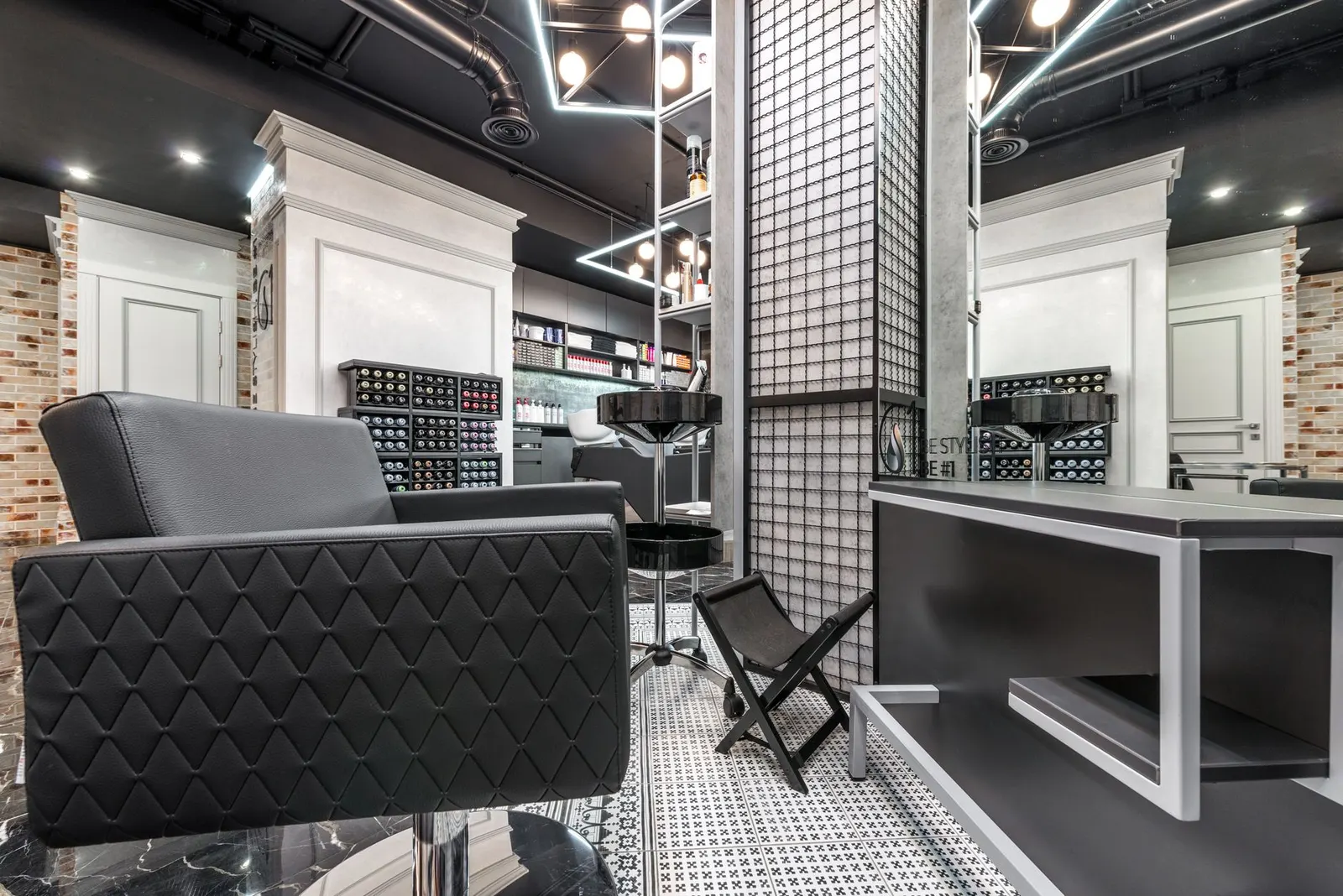 Espace coiffage du salon avec mobilier contemporain et miroirs